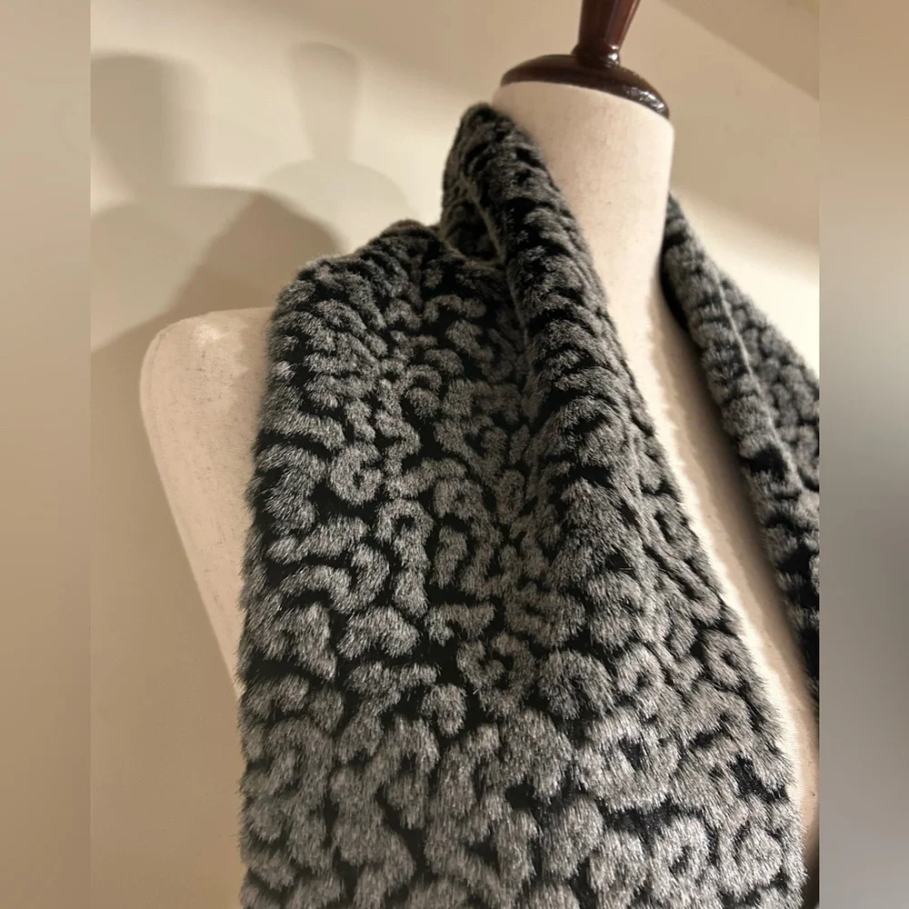 BEN BERGER Luxury Collection Soft Snuggly Faux Fur Gray Black Print Scarf Stole - Picture 5 of 12